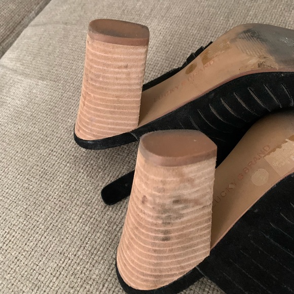 Heel open toed black cris cross pattern buckle strap. - Picture 2 of 5